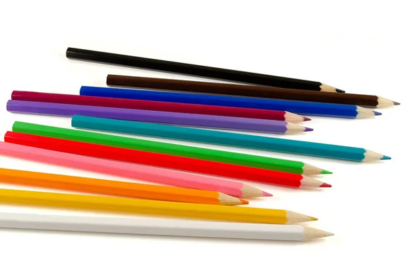 Beyaz arkaplanda renkli kalemler..