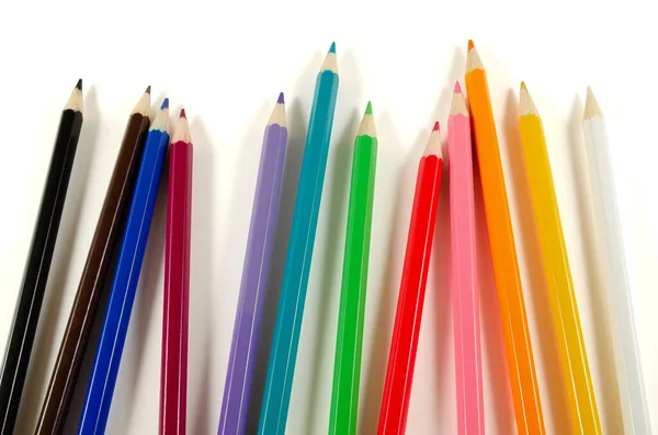 Beyaz arkaplanda renkli kalemler..