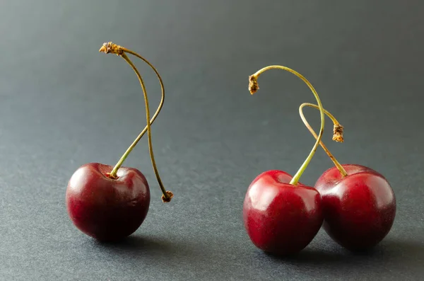 Olgun vişneli yakın plan siyah arka plan.