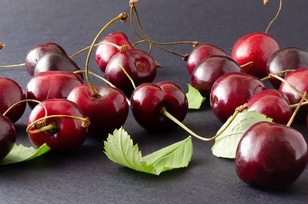 Olgun vişneli yakın plan siyah arka plan.