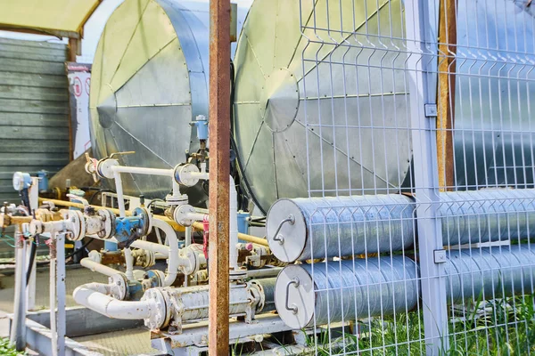 Rifornimento di propano. Stazione per il rifornimento di gas liquefatto nei serbatoi dell'auto. Attrezzatura delle stazioni di rifornimento del gas. Serbatoio carburante stazione di servizio — Foto Stock