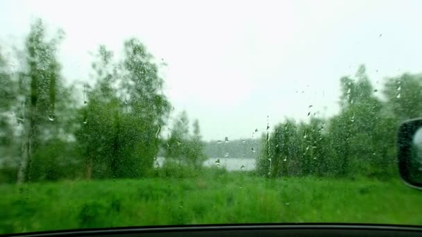 Gotas de chuva na janela do carro, gotas de chuva descem pelo vidro dos carros, chove fora do carro. — Vídeo de Stock