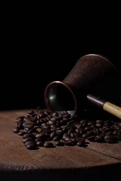 Kaffeebohnen Und Cezve Auf Dunklem Hintergrund — Stockfoto