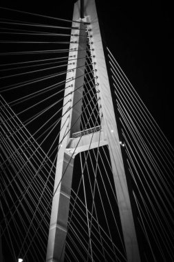 Gece aydınlatmasında kablo destekleyici köprü