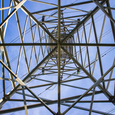 Güç iletim hatlarının yapıları temiz bir gökyüzünün arka planına karşı