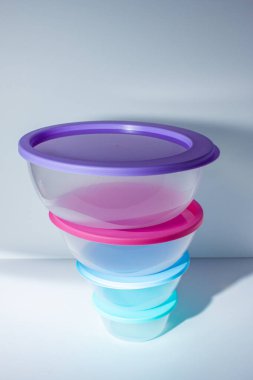 Renkli kapaklı yuvarlak plastik konteynırlar.