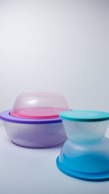 Renkli kapaklı yuvarlak plastik konteynırlar.