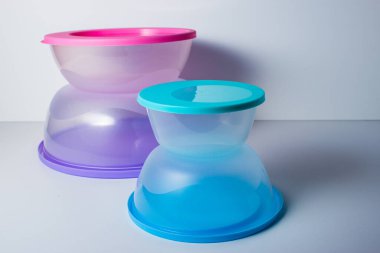 Renkli kapaklı yuvarlak plastik konteynırlar.