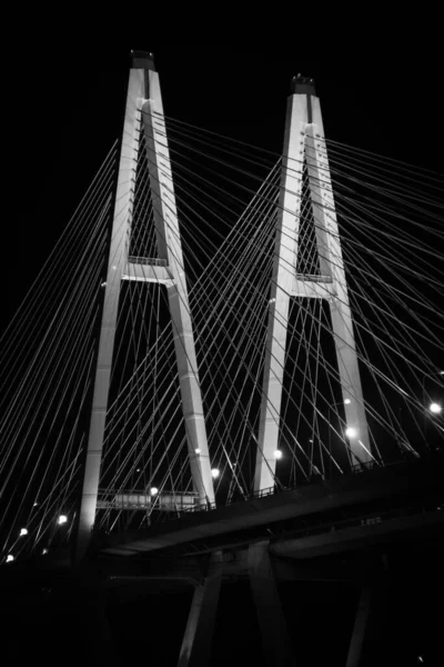 Gece aydınlatmasında kablo destekleyici köprü