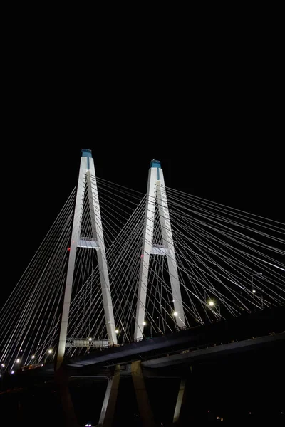 Gece aydınlatmasında kablo destekleyici köprü