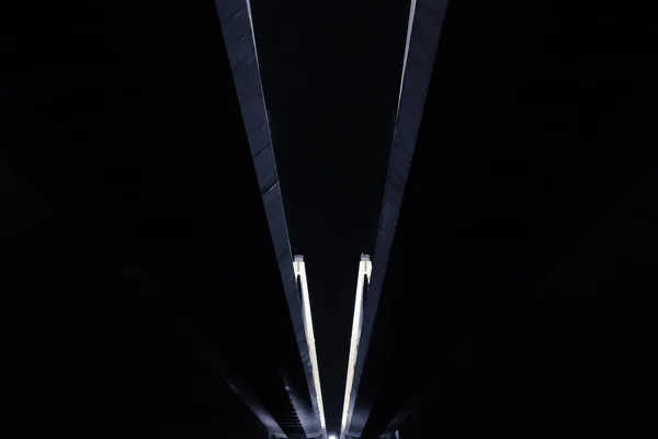 Gece aydınlatmasında kablo destekleyici köprü