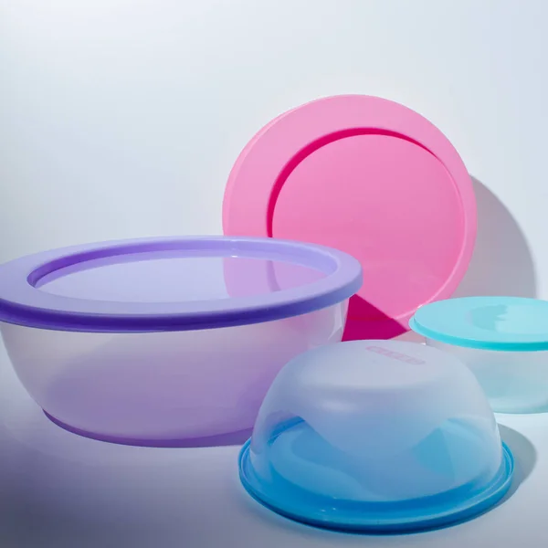 Renkli kapaklı yuvarlak plastik konteynırlar.