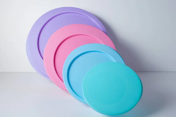 Renkli kapaklı yuvarlak plastik konteynırlar.