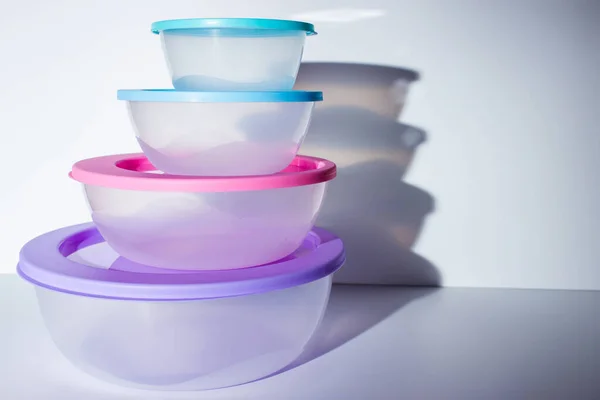 Renkli kapaklı yuvarlak plastik konteynırlar.