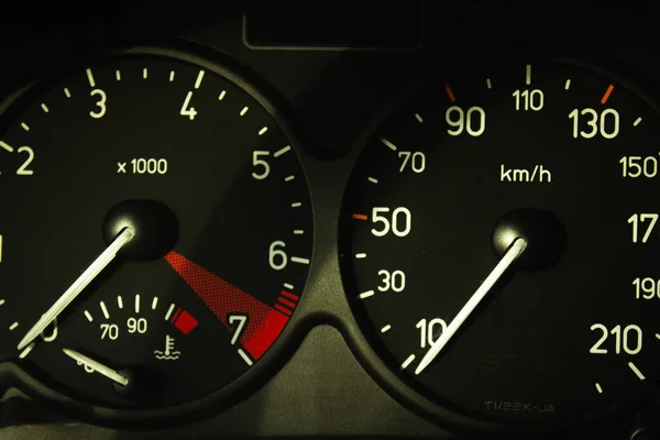 Gösterge paneli arabada. Hız göstergesi ve taktik ölçer