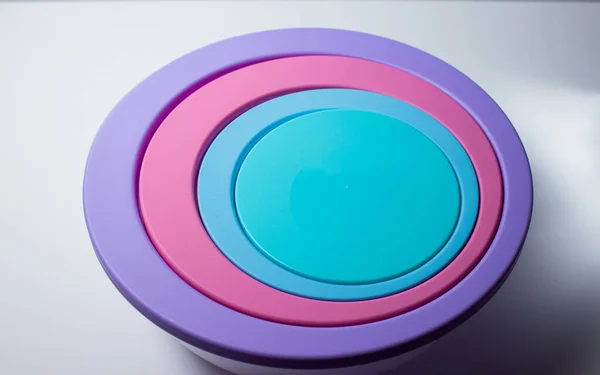 Depolama konteynırları için renkli plastik kapaklar