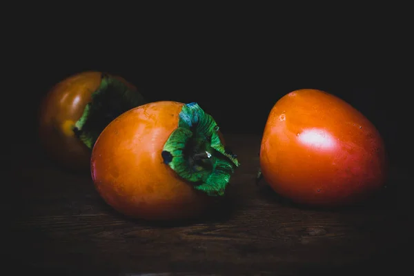 Koyu ahşap arka planda parlak hurma ağacı