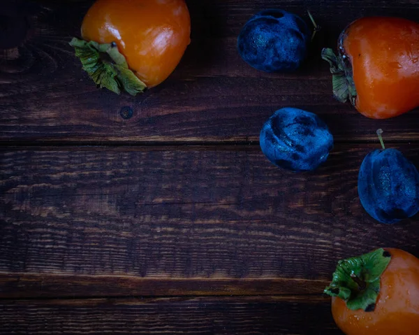 Koyu ahşap arka planda parlak hurma ağacı