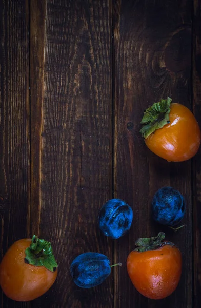 Koyu ahşap arka planda parlak hurma ağacı