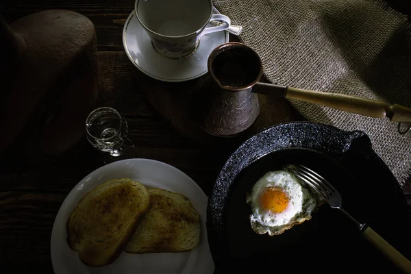 Sabah hala hayattadır. Kahve, yumurta, tost ve alkol..