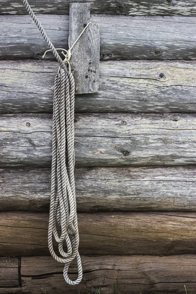 木头墙上的旧绳子 — 图库照片