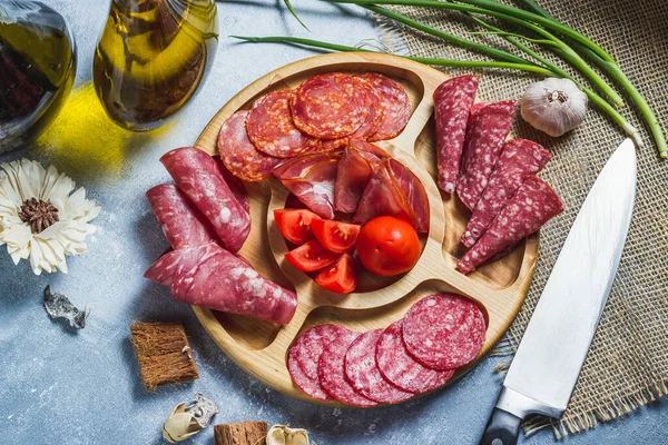 Wooden Platter Sliced Sausage Tomatoes — Stock Photo, Image