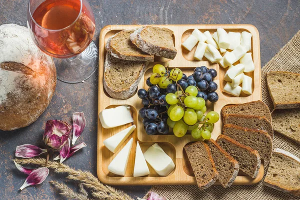 Kare ahşap tabak üzümlü ve peynirli