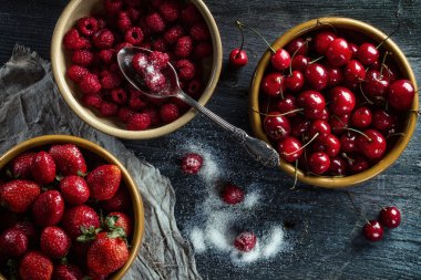 rustik masada kırmızı meyveler