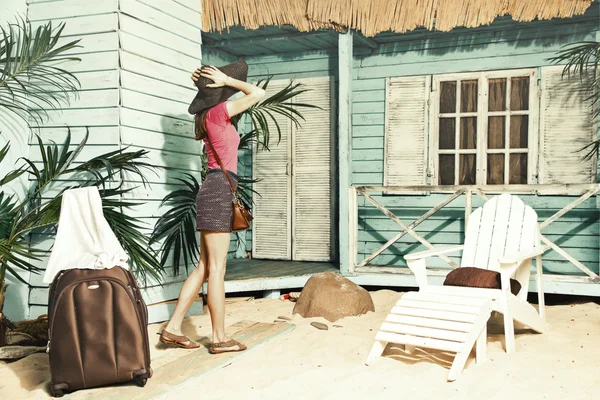 A jovem menina delgada, feliz examina bungalows na ilha , — Fotografia de Stock