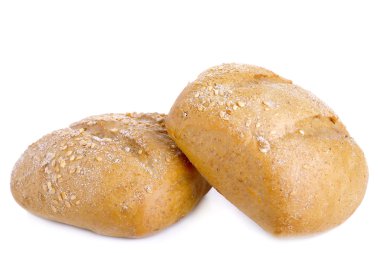 Beyaz arka planda iki somun ekmek.