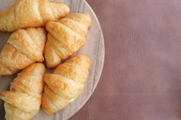 Croissants sur bois et cuir — Photo