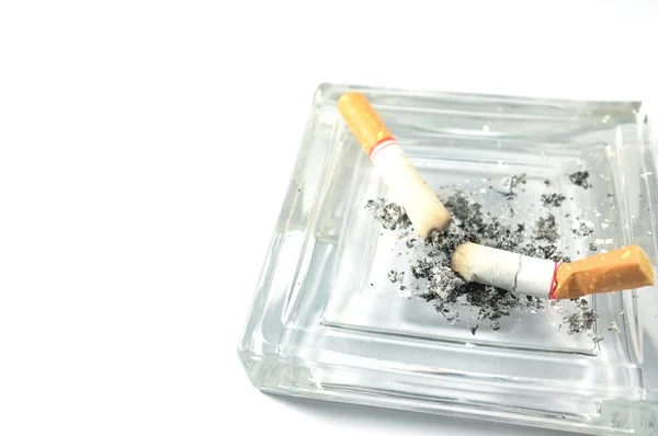 Sigara ve beyaz arka plan üzerinde kül tablaları