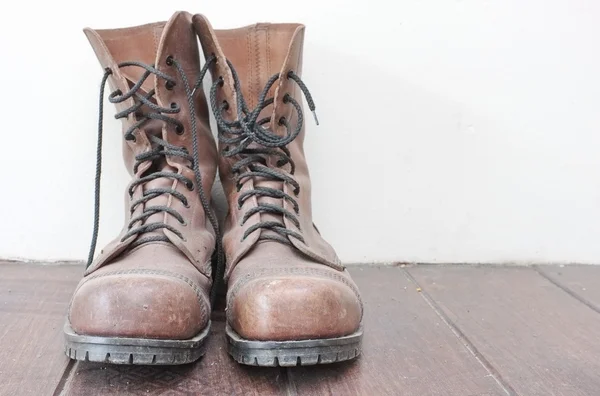 Staré hnědé kožené Pánské boty — Stock fotografie