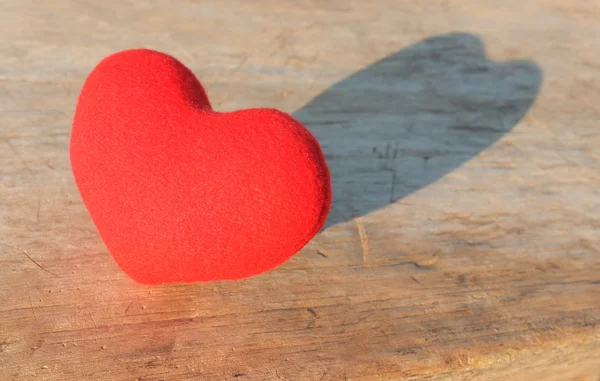 Gün batımı sırasında güneşe romantik kalp