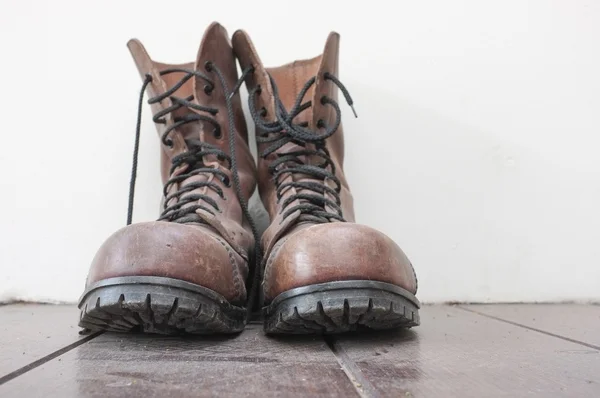 Botas de hombre de cuero marrón viejo —  Fotos de Stock