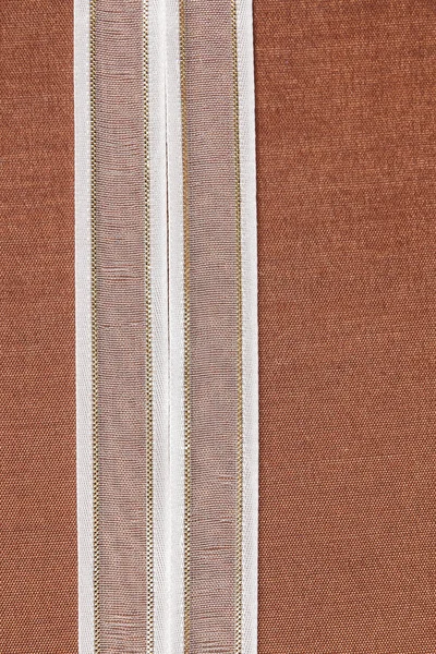 Biała wstążka na naturalnej bawełny — Zdjęcie stockowe