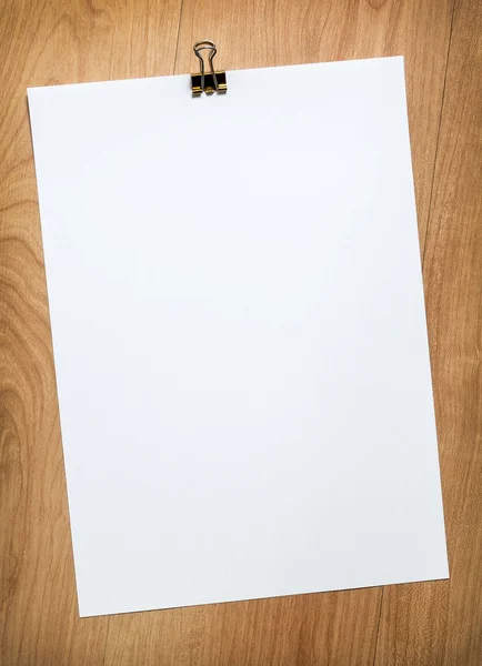Λευκό χαρτί με κλιπ — Φωτογραφία Αρχείου
