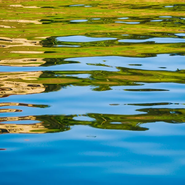 Reflektion över vatten — Stockfoto