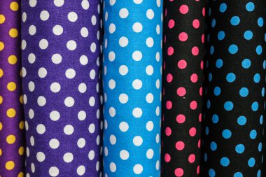 renkli kumaş ve rulo 