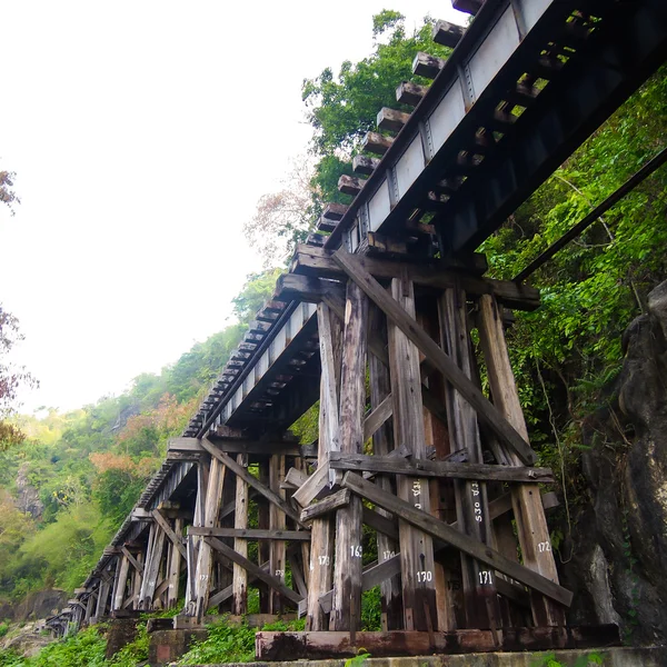 Estrutura de madeira velha da ponte de ferrovias morta — Fotografia de Stock