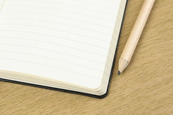 Boş açılan not defteri ve kalem — Stok fotoğraf