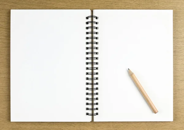 Bleistift und leeres Notizbuch — Stockfoto