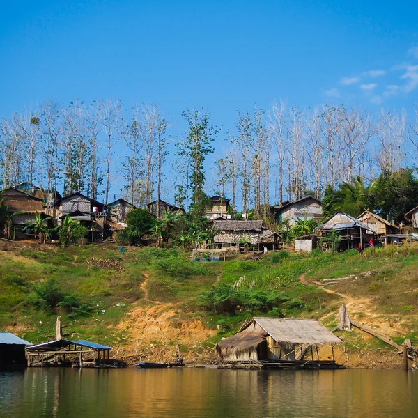 Maisons flottantes près de la rivière Songalia dans une villege folklorique — Photo