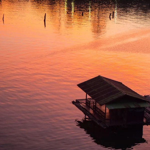 Casa flotante en el río Songalia —  Fotos de Stock