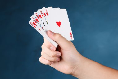 Bir floş royal oynarken poker kartları