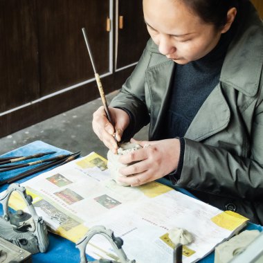 Çinli kadın esnaf Zhouzhuang, çay potu yapıyor