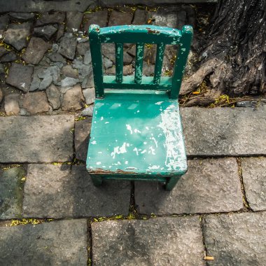 eski grunge küçük yeşil ahşap sandalye