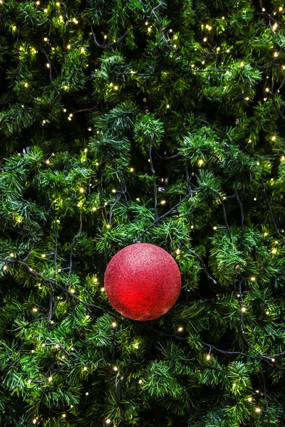 Dekorerad julgran med elektriskt ljus och julgranskulor — Stockfoto