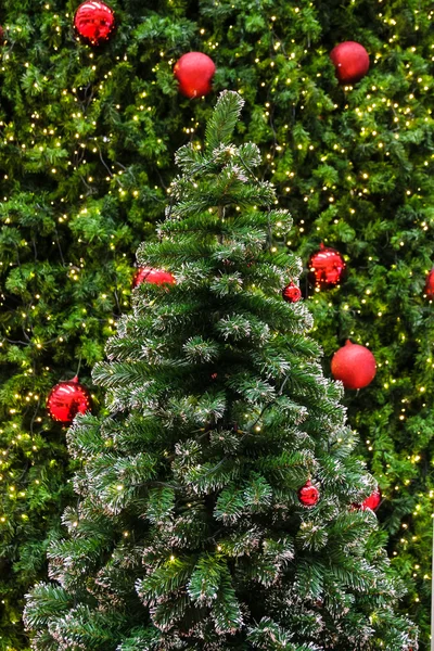 Árbol de Navidad decorado con luz eléctrica y bolas de Navidad —  Fotos de Stock