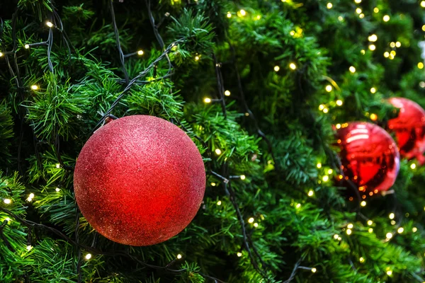 Geschmückter Weihnachtsbaum mit elektrischem Licht und Weihnachtskugeln — Stockfoto